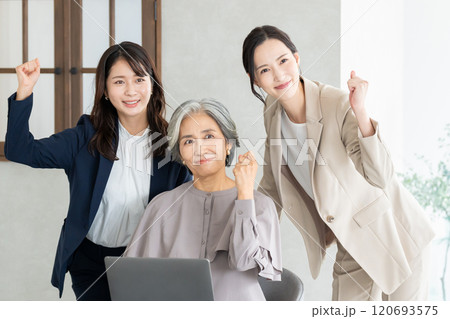 オフィスで働くビジネスウーマン 120693575