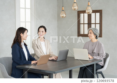 オフィスで働く女性 オフィスで働く女性 120693578