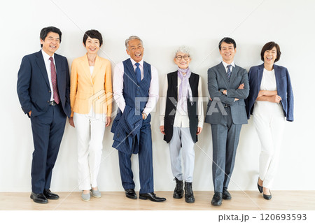 シニア世代のビジネスマンとキャリアウーマン 120693593