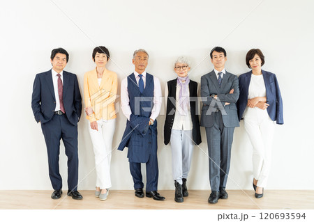 シニア世代のビジネスマンとキャリアウーマン 120693594