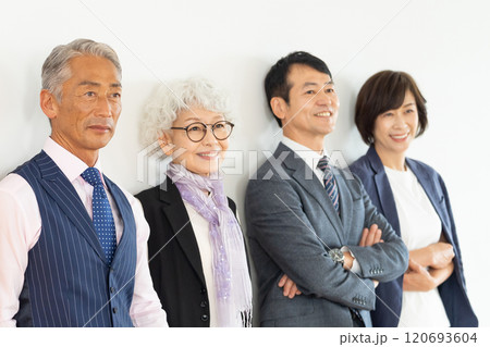 シニア世代のビジネスマンとキャリアウーマン シニア世代のビジネスマンとキャリアウーマン 120693604