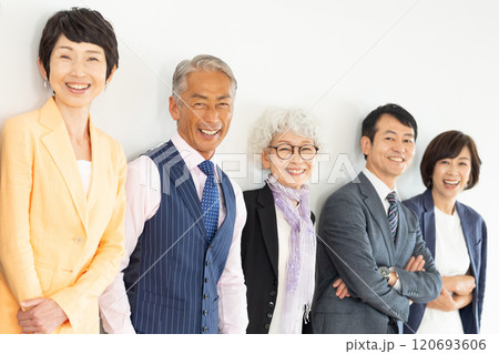 シニア世代のビジネスマンとキャリアウーマン 120693606