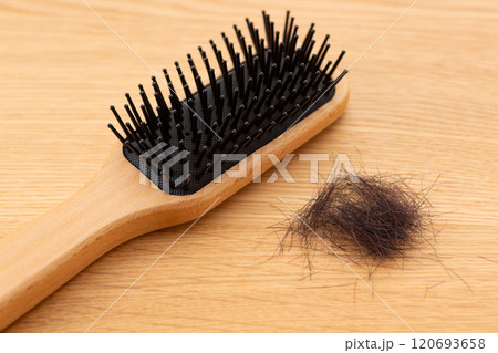 ヘアブラシと抜け毛 120693658