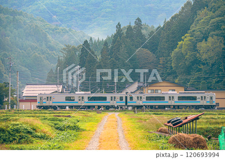 木崎湖畔を走る列車【大町市】 120693994