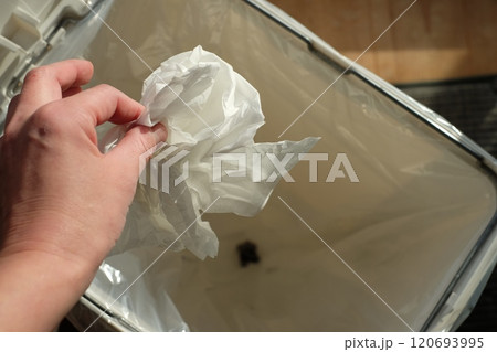 ゴミ箱にゴミを捨てる手 ゴミ箱にゴミを捨てる手 120693995