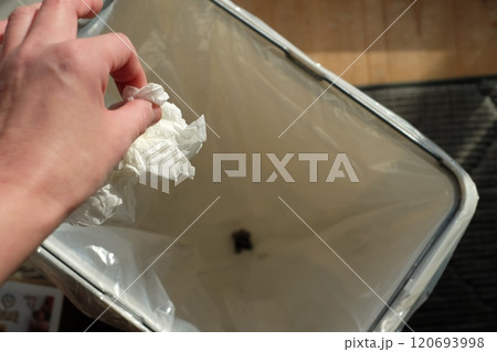 ゴミ箱にゴミを捨てる手 ゴミ箱にゴミを捨てる手 120693998