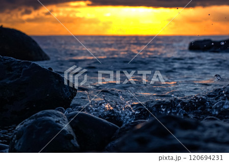 <夜明けの景色>鐙瀬溶岩海岸の日の出 <夜明けの景色>鐙瀬溶岩海岸の日の出 120694231