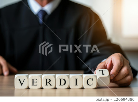 「VERDICT」と書かれた7つのキューブを並べる裁判官 「VERDICT」と書かれた7つのキューブを並べる裁判官 120694380