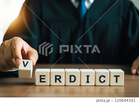 「VERDICT」と書かれた7つのキューブと「V」のキューブをつかむ裁判官 「VERDICT」と書かれた7つのキューブと「V」のキューブをつかむ裁判官 120694381