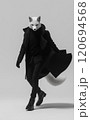 ブラックコーデでポーズをとる白キツネ 120694568