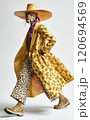ヒョウ柄の服を着たヒョウ 120694569