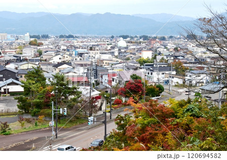 新潟県長岡市　もみじ園からの街並み眺望 120694582