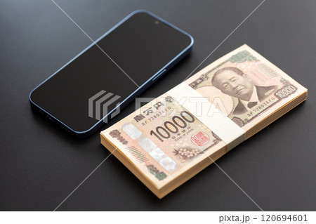 札束とスマホ 120694601