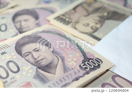 敷き詰められた五万円札と一万円札 敷き詰められた五万円札と一万円札 120694804