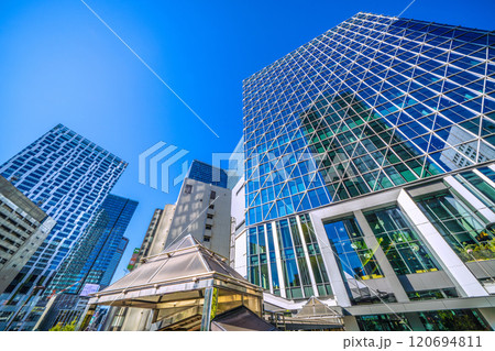 日本の東京都市景観　歩道橋のある街。渋谷アクシュやガラス窓に映る渋谷クロスタワー＝11月25日 120694811