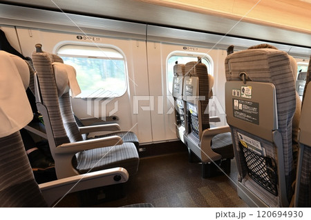 空席の多い新幹線車内 空席の多い新幹線車内 120694930