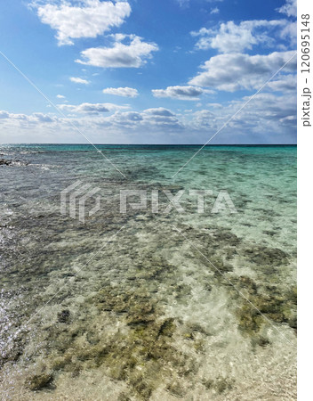 透明な海水と青空が広がる美しい海辺 透明な海水と青空が広がる美しい海辺 120695148