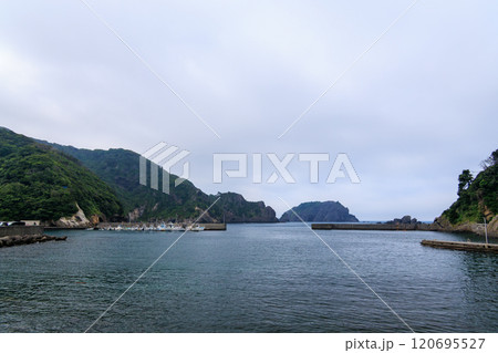 早朝の中木港。 大きな大根島と小さな丘ハヤマ岩礁、沖ハヤマ岩礁が見える。 賀茂郡南伊豆町中木ヒリゾ浜 早朝の中木港。 大きな大根島と小さな丘ハヤマ岩礁、沖ハヤマ岩礁が見える。 賀茂郡南伊豆町中木ヒリゾ浜 120695527