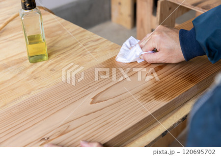 杉板のオイルフィニッシュ（クルミ油） 120695702