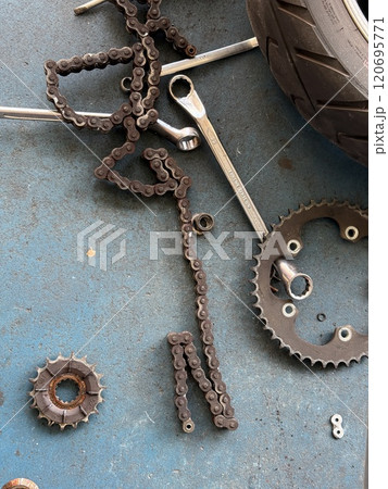 オートバイの古いチェーンとスプロケット 120695771