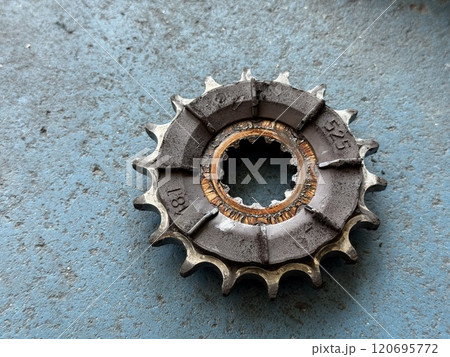 すり減ったバイクのスプロケット 120695772