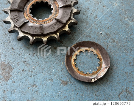 交換される前のバイクのスプロケット 120695773
