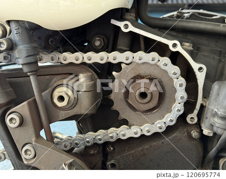 付け替えたバイクのチェーンとスプロケット 120695774