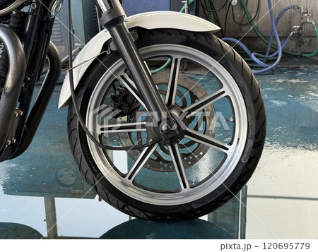 洗車したバイクの前輪 120695779