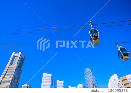 日本の横浜都市景観 11月。ロープウェイを望む。左はYOKOHAMA AIR CABIN桜木町駅方向 日本の横浜都市景観 11月。ロープウェイを望む。左はYOKOHAMA AIR CABIN桜木町駅方向 120695888