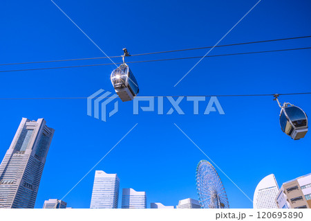 日本の横浜都市景観 11月。ロープウェイを望む。左はYOKOHAMA AIR CABIN桜木町駅方向 日本の横浜都市景観 11月。ロープウェイを望む。左はYOKOHAMA AIR CABIN桜木町駅方向 120695890
