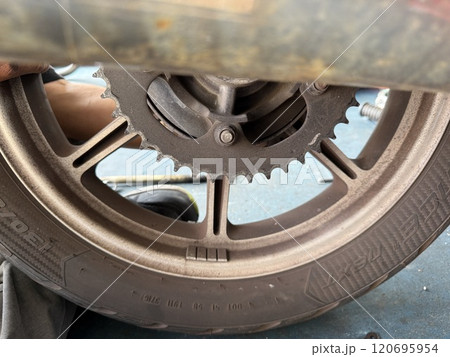 チェーン交換するバイクの解体整備 120695954