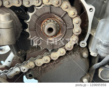 バイクの汚れたチェーンとスプロケット バイクの汚れたチェーンとスプロケット 120695956