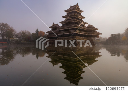 日本の風景　朝霧に煙る松本城 120695975