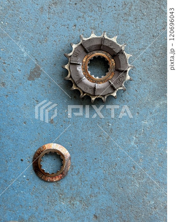 汚れてすり減ったオートバイのスプロケット 120696043