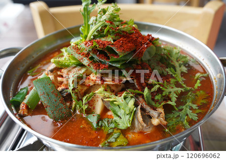 korean spicy stew made by boiling fish and vegetables with red pepper paste 120696062