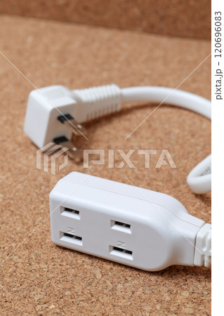 電源、タップ、コンセント、延長ケーブル、電気、接続、電源タップ、たこ足、プラグ、電力、家電、省エネ 120696083