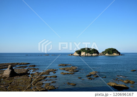 南部湾に浮かぶ鹿島 【和歌山県日高郡みなべ町】 南部湾に浮かぶ鹿島 【和歌山県日高郡みなべ町】 120696167