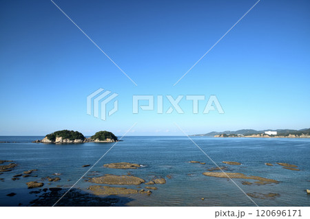 南部湾に浮かぶ鹿島　【和歌山県日高郡みなべ町】 120696171