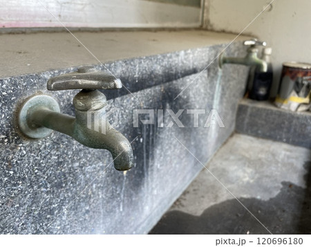 使い込まれた水道の蛇口 120696180