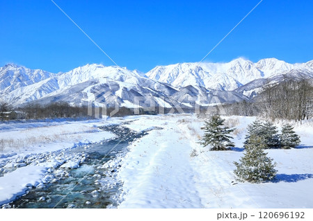 冬の松川と北アルプス 120696192