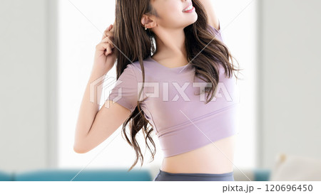 リビングでストレッチをする女性 リビングでストレッチをする女性 120696450