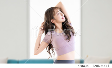 リビングでストレッチをする女性 120696451