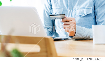 クレジットカードを見る男性の手元 120696696