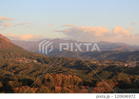 朝日に照らされた榛名山 120696972