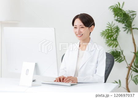 オンライン診療をする女性医師 オンライン診療をする女性医師 120697037