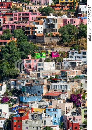 メキシコ・グアナファトのカラフルな家々 120697242