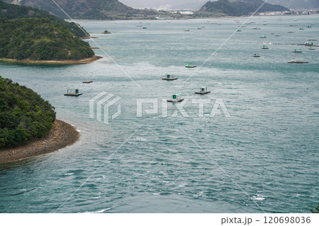 鳴門の筏釣り(徳島県鳴門市) 鳴門の筏釣り(徳島県鳴門市) 120698036