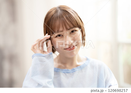 フェミニンな雰囲気の眼鏡をかけたショートボブの女性 フェミニンな雰囲気の眼鏡をかけたショートボブの女性 120698257