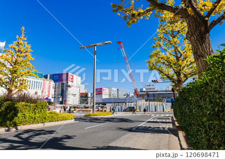 再開発が進む新宿駅西口 ※2024年11月撮影 再開発が進む新宿駅西口 ※2024年11月撮影 120698471