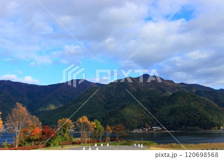 秋の河口湖周辺 120698568